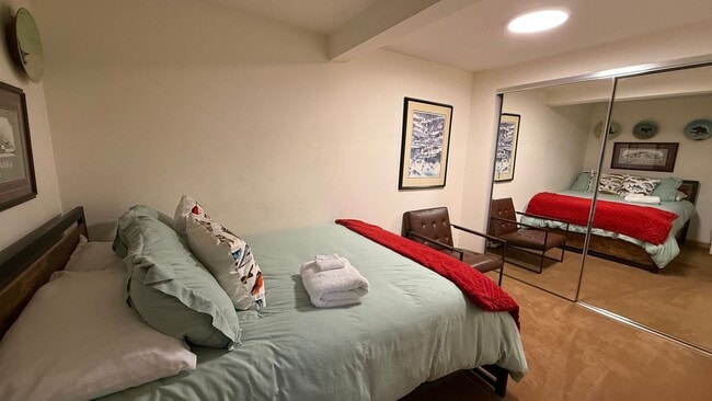 Building Photo - 3 Bed, 2.5 Bath - Beautifully Updated Down...