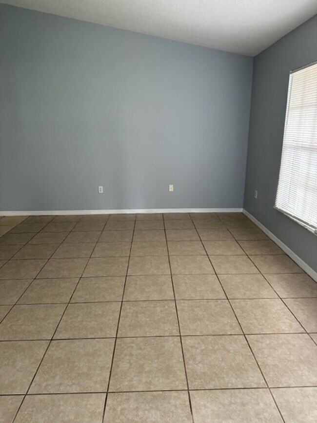 Building Photo - Coming soon ... 2 Bed 2 Bath 1/2 Duplex in St Cloud close to Lakefront!