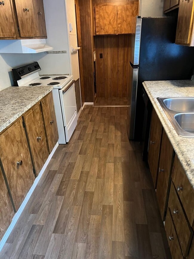 Building Photo - Springfield Riverfront Home