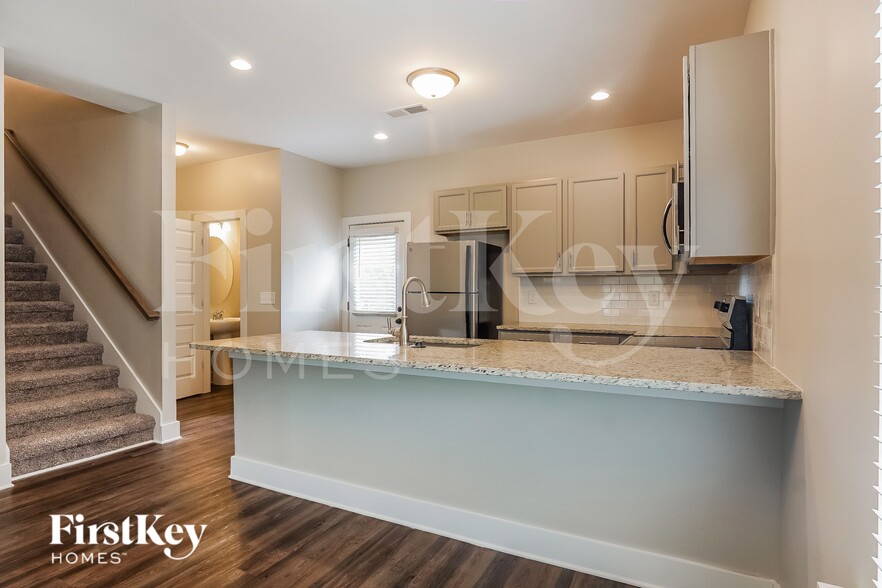 Building Photo - 2235 5th Ave S