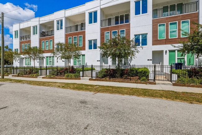 Building Photo - Luxurious 3 Bedroom Condo with Spacious Layout and Prime Location in Tampa, FL!
