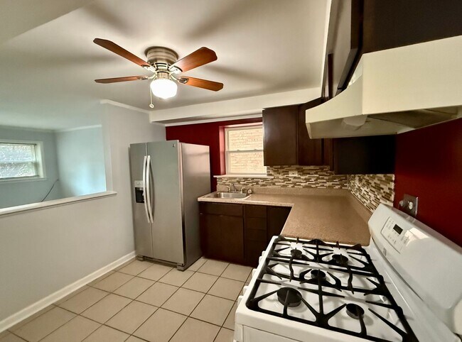 Building Photo - Bright & Airy 2BR Garden Unit | Parking In...