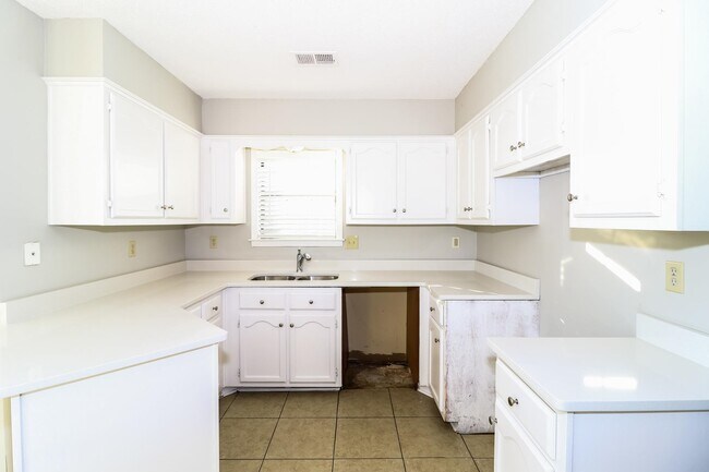 Building Photo - 5921 Pecan Trce