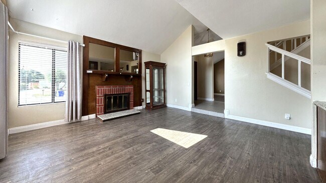 Building Photo - Custom Built 5 Bedroom 3 Bathroom Home in ...