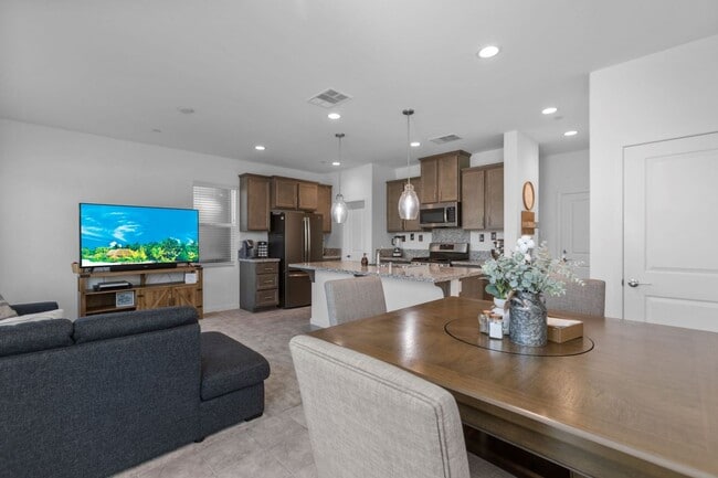 Building Photo - fantastic 4 bedroom 4 bath * solar home * ...