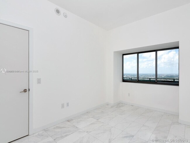 Building Photo - 480 NE 31st St
