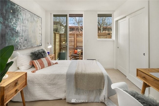 Building Photo - 2Bd/1.75Ba Seattle Townhouse