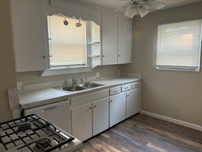 Building Photo - Charming Three Bedroom home close to Lakev...