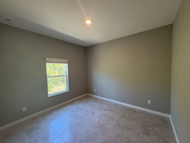 Building Photo - 3 Bed, 2 Bath Home with Screened Lanai & S...