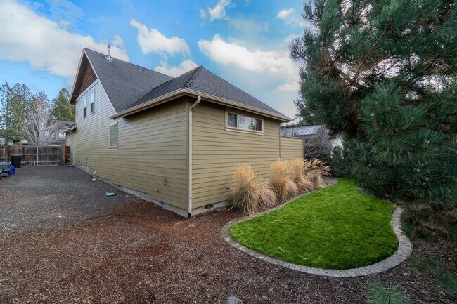 Building Photo - Craftsman home with many upgrades & RV Parking