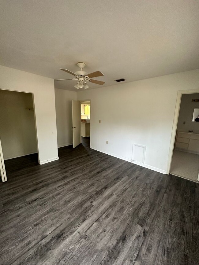 Building Photo - 3 bedroom 2 bath house in Midtown! Availab...