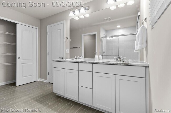 Building Photo - 4819 Glenora Dr