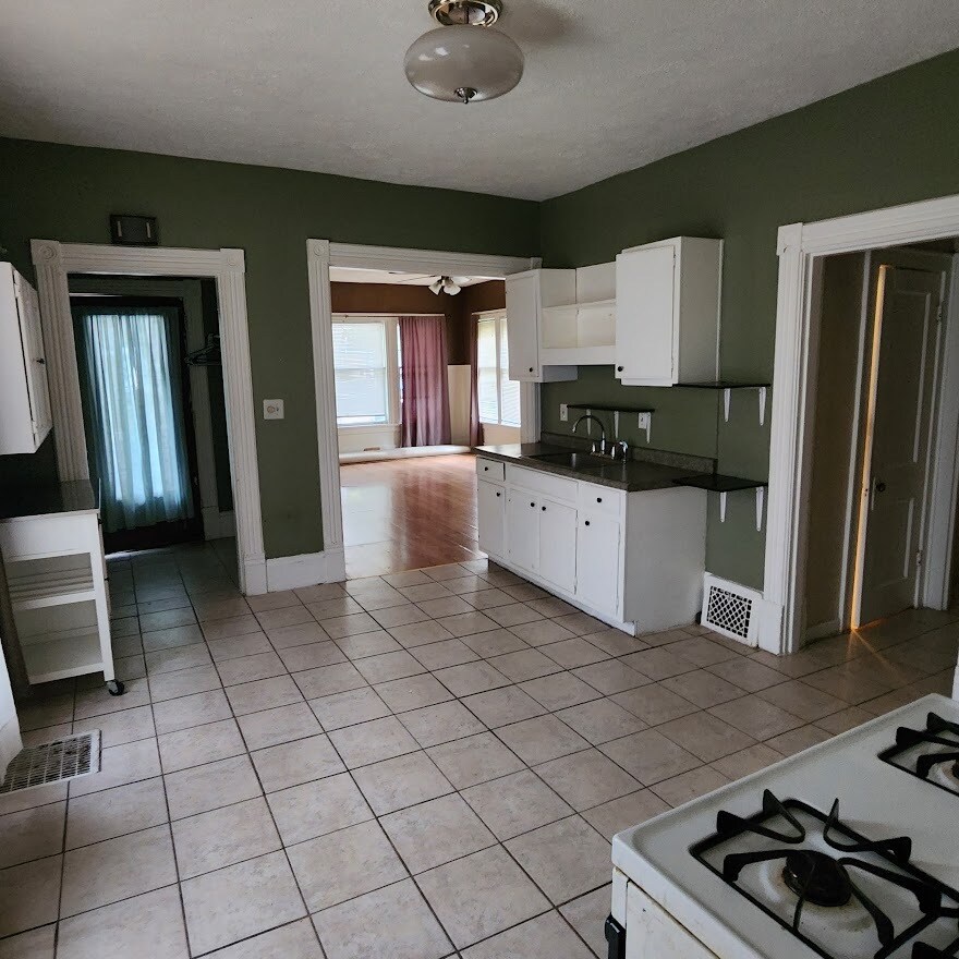 Building Photo - 218 Bingham St