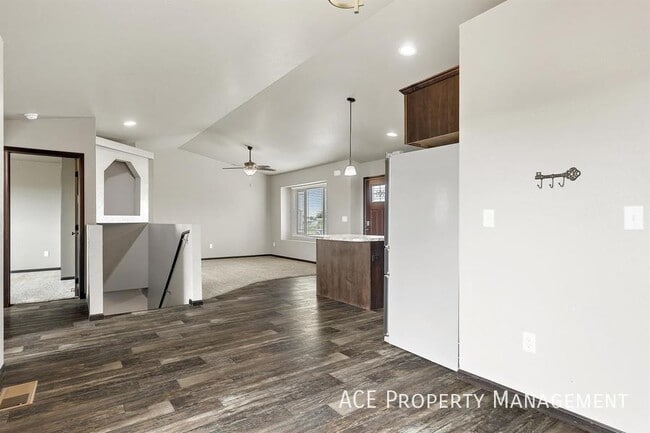 Building Photo - 513 Pride Ct