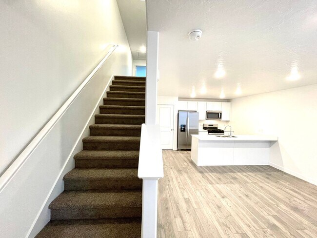 Building Photo - Modern 3-Bedroom Townhome in Provo