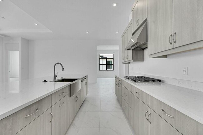 Building Photo - 13920 Vivant Dr