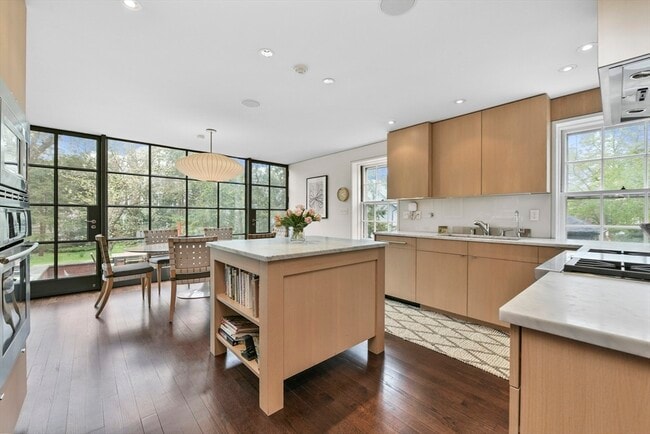 Building Photo - 17 Farrar St