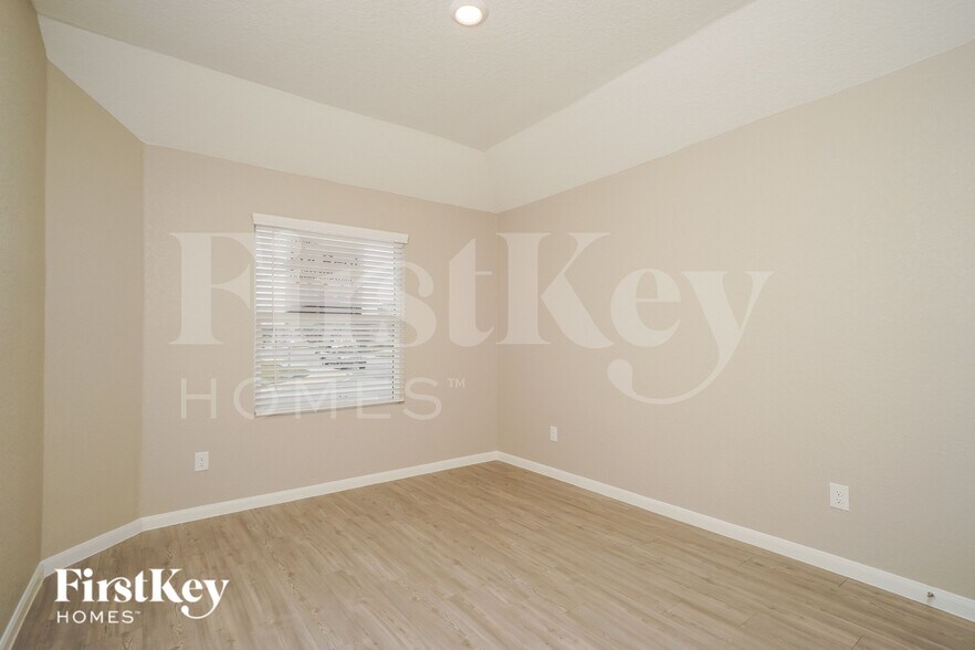 Building Photo - 1203 White Willow