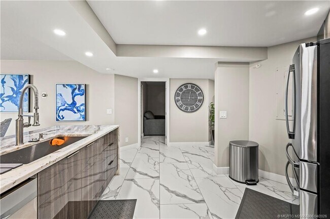 Building Photo - 9650 S Ocean Dr