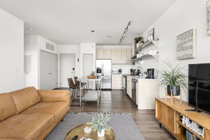 Building Photo - 747 N College Ave