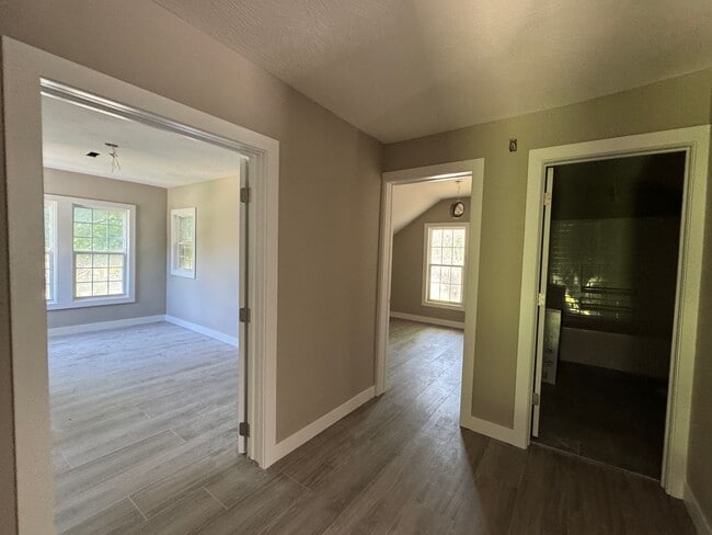Building Photo - Charming 5 Bedroom off of South National Ave