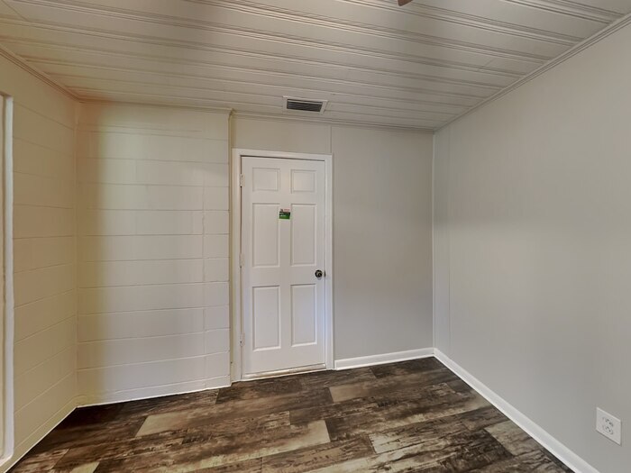 Building Photo - 5835 Norde Dr W