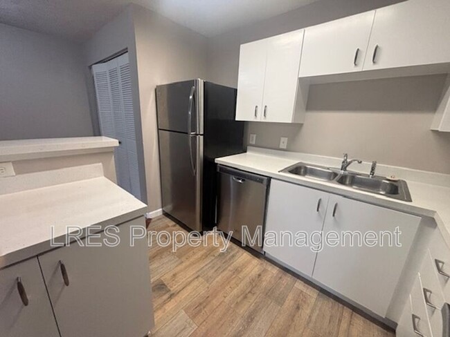 Building Photo - 390 Lake Placid Ct