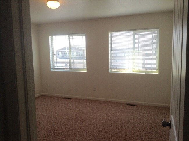 Building Photo - 3 BEDROOM, 2.5 BATHROOM, SADDLE RIDGE TWIN...