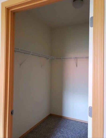 Walk-in closet - 10011 186th St E