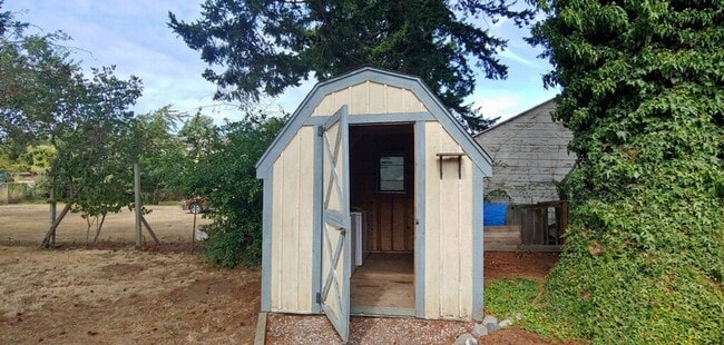 Building Photo - Charming 3 bedroom, 1.5 bathroom 1,448 sq....