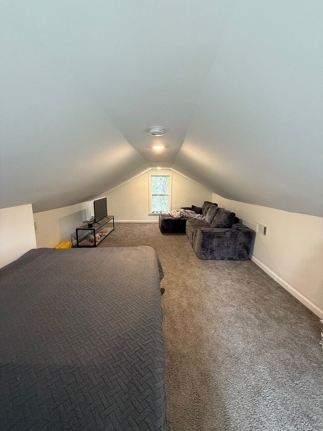 Building Photo - 4 Bedroom 1 Bathroom