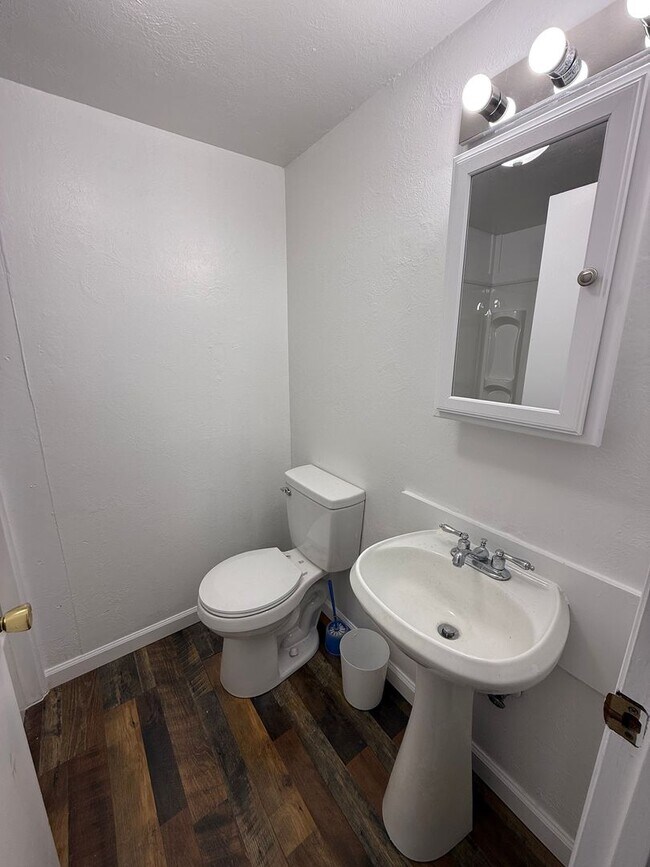 Building Photo - Newly Remolded 2 Bed 1 Bath