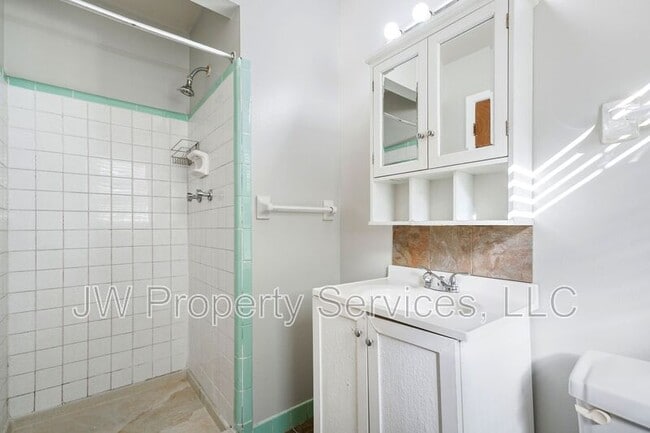 Building Photo - 5036 Highland Dr