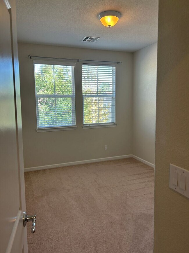 Building Photo - **READY FOR MOVE IN** Somersett Townhome