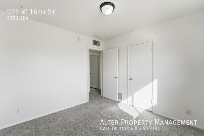 Building Photo - 936 W 16th St