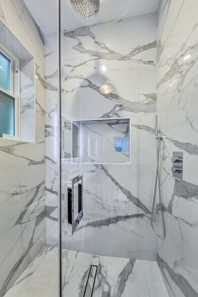 Building Photo - 1042 S Oakley Blvd