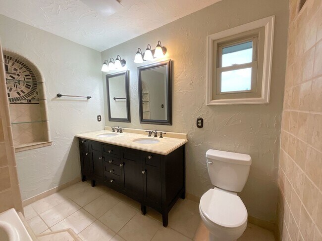 Building Photo - 4 Bedroom Home Available Near S Academy Bl...