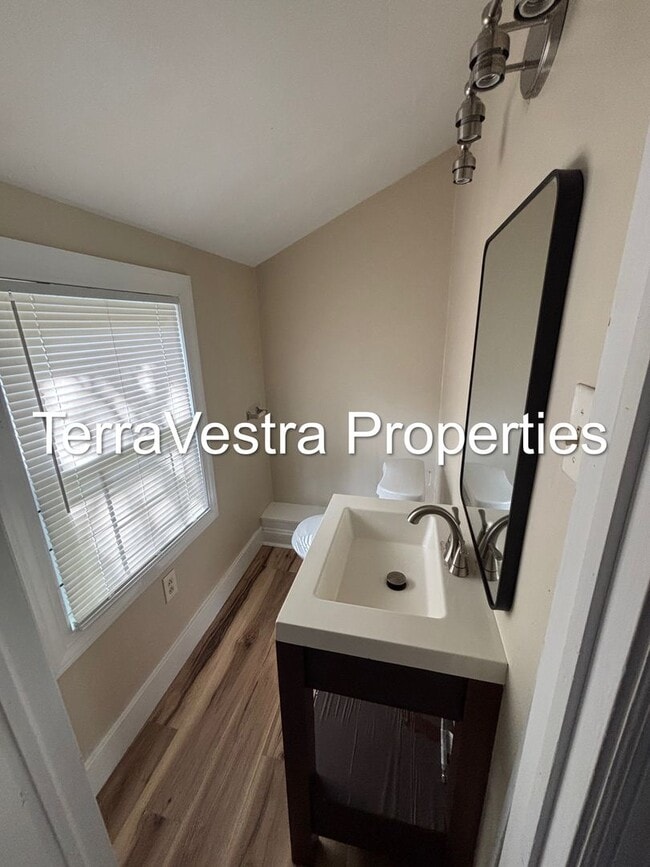 Building Photo - 2 Bed Single Family in Salem! Eligible for...