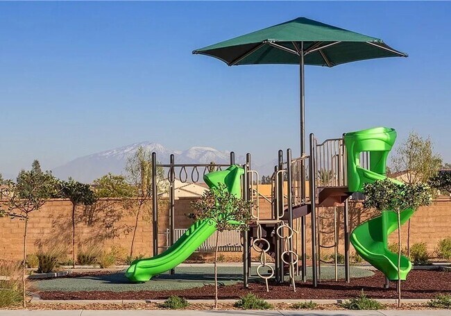 Building Photo - Modern Three Bedroom Townhouse in gated community of El Paseo $2,995.