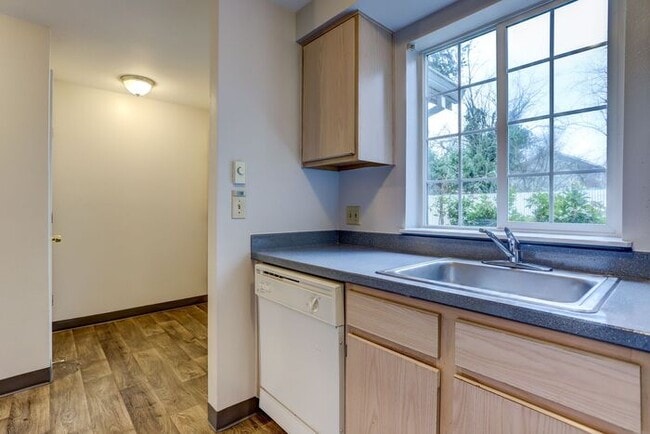 Building Photo - 2bed/1.5bath Townhome Available Today! Get...