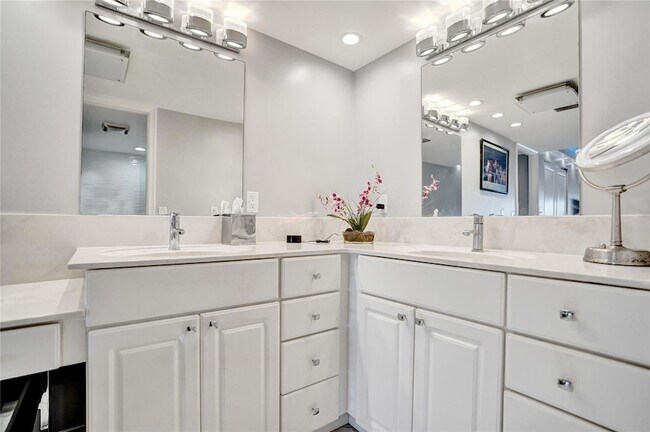 Building Photo - 1150 Hillsboro Mile Unit 1016