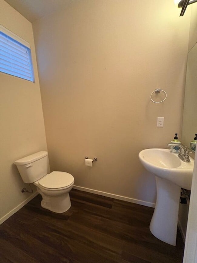 Building Photo - Beautiful 4-bedroom 2.5 bath home