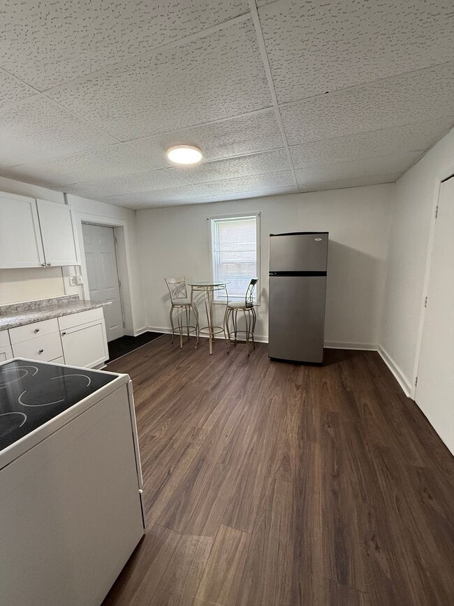 Building Photo - Don't miss out on this beautifully updated unit!