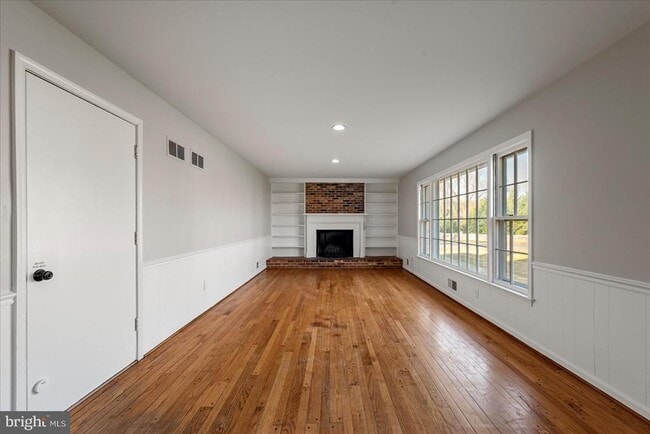 Building Photo - 641 W Country Club Dr