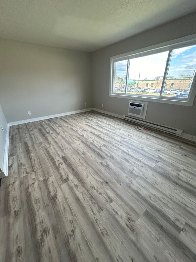 Building Photo - Recently Renovated 2 Bedroom Apartment