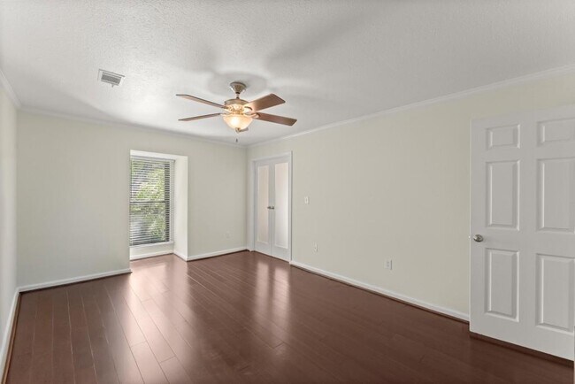 Building Photo - 25312 Plantation Dr NE