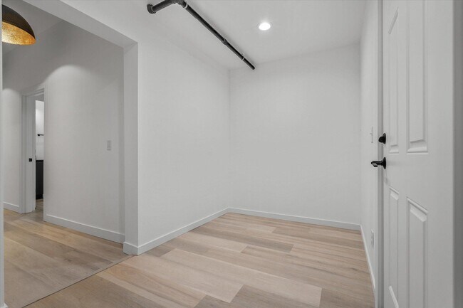 Building Photo - 308 Oak St