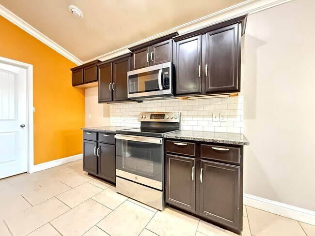 Building Photo - 806 E 98th St