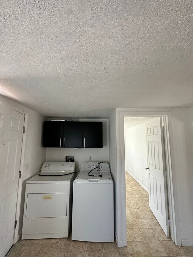 Building Photo - Pet friendly and perfect location