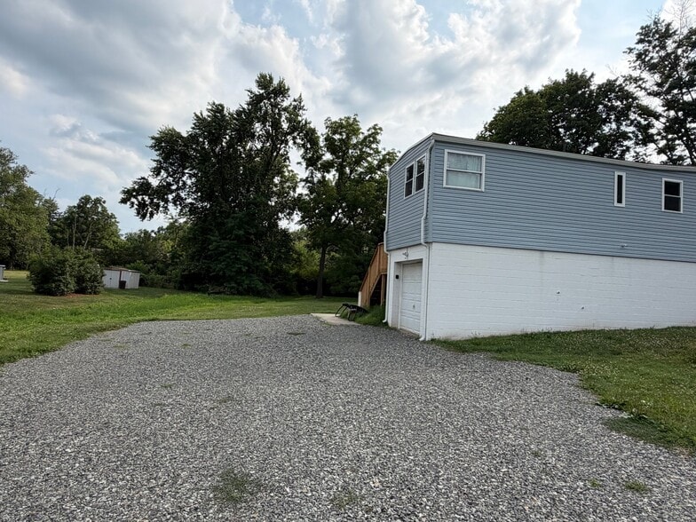 Building Photo - 770 River Rd